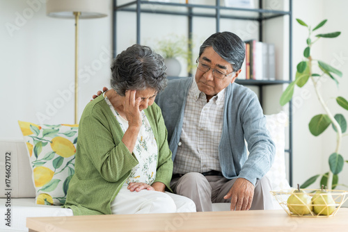 リビングで悩むシニアの夫婦