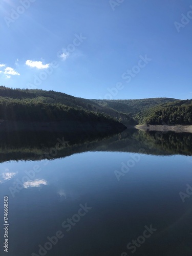 Panoramablick auf den Rursee im Nationalpark Eifel – sonniger Tag mit klarer Spiegelung
