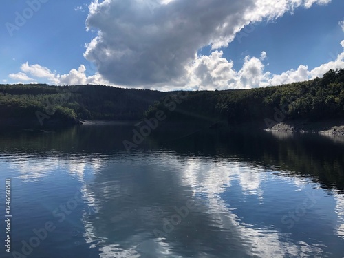 Panoramablick auf den Rursee im Nationalpark Eifel – sonniger Tag mit klarer Spiegelung