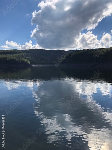 Panoramablick auf den Rursee im Nationalpark Eifel – sonniger Tag mit klarer Spiegelung