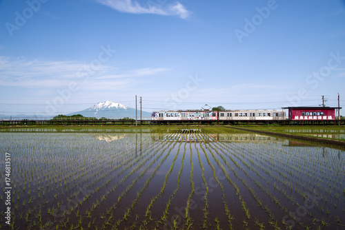 日本、青森県、平川市、田んぼに映る岩木山と列車
