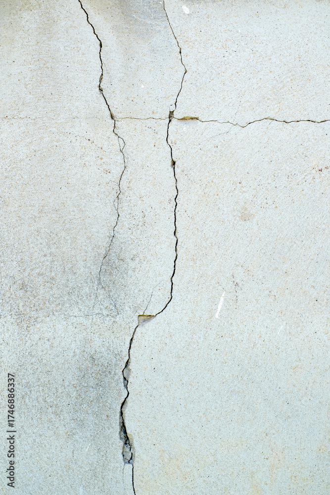 Obraz premium Cracked concrete wall broken wall at the outside cement corner that effected with earthquake and collapsed ground