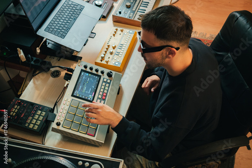 Fotografie Beatmaker in a studio producing some music with an Akai MPC LIVE II