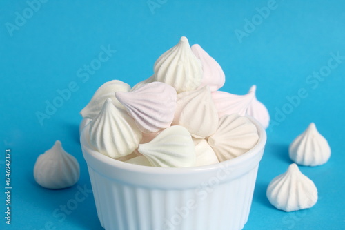 Fotografia On a blue background there is a white Sasha with small marshmallows