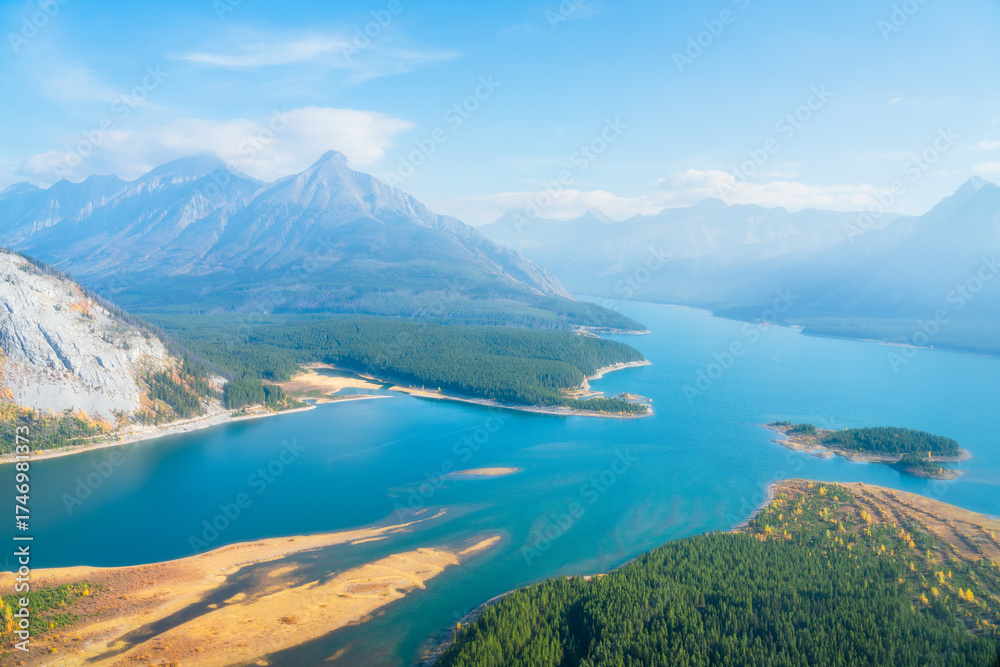 Fototapeta premium The hike to the Niblet, Nublet, and Nub Peak reveals breathtaking alpine beauty with panoramic mountain views, turquoise lakes, and unforgettable wilderness adventure