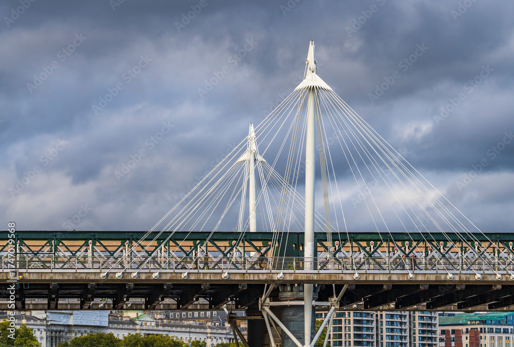 Fototapeta premium Puente Millennium sobre el río Támesis, Londres, Reino Unido