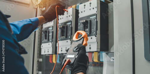 Foto Electrical equipment maintenance service engineer Engineers carry AC voltmeters to check voltage at breaker terminals and inspect switchgear