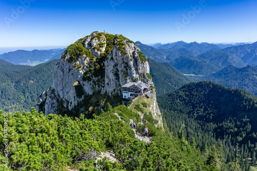 Wandern am Tegernsee in Bayern: Bergtour zum Roß- und Buchstein von Wildbad Kreuth aus - Blick auf den Buchstein und die Tegernseer Hütte