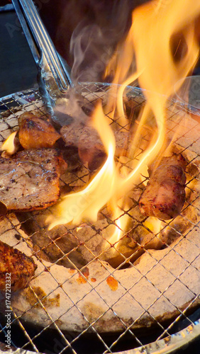 焼肉屋で七輪炭焼き　豚たんと豚バラに炎