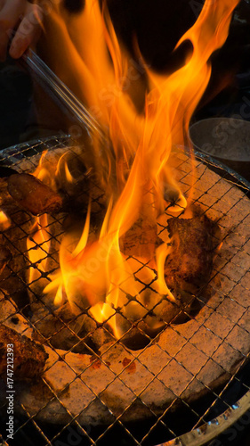 焼肉屋で七輪炭焼き　豚たんと豚バラに炎