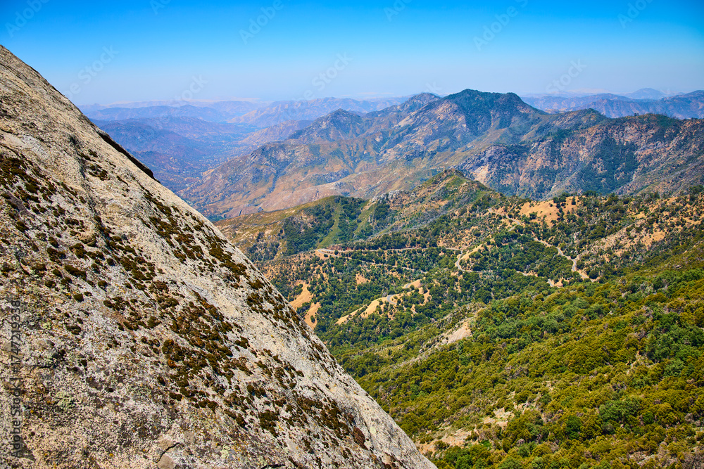 Fototapeta premium Moro Rock Granite Face Overlooking Forested Mountains in Sequoia National Park