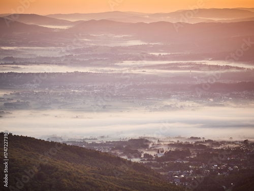 Fototapeta Naklejka Na Ścianę i Meble -  Poranne mgły w dolinach - widok z Malinowskiej skały