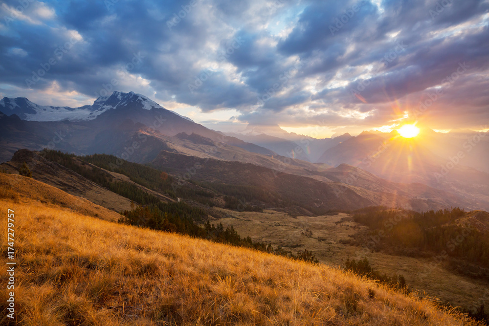 Obraz premium Mountains on sunset