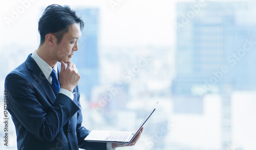 Wallpaper Mural パソコンを使う40代の会社員 Torontodigital.ca