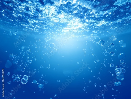 青く澄んだ海の中を光が差し込み気泡が浮かぶ透明感のある水中の風景