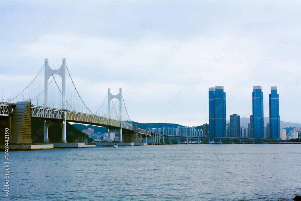 Fototapeta premium 부산 광안대교 바다
