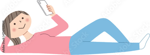 スマホを見ながら寝転ぶ女性