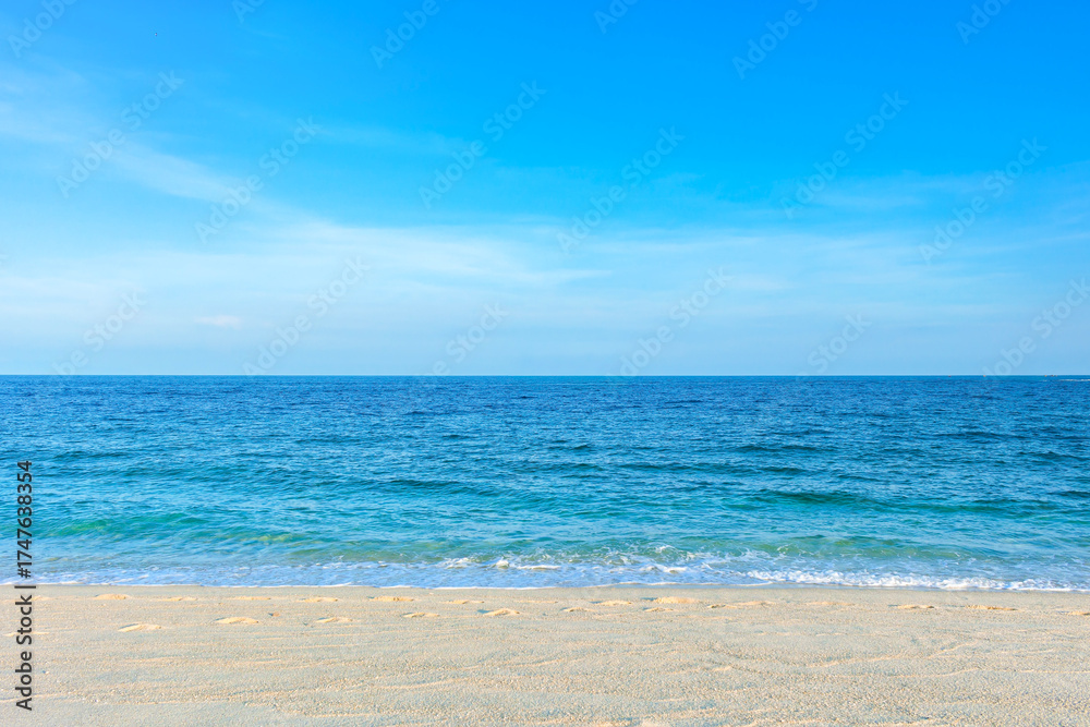 Fototapeta premium Beautiful tropical beach and sea on blue sky background
