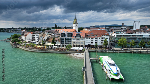 Friedrichhafen, Deutschland: Blick über die Stadt unter schweren Wolken