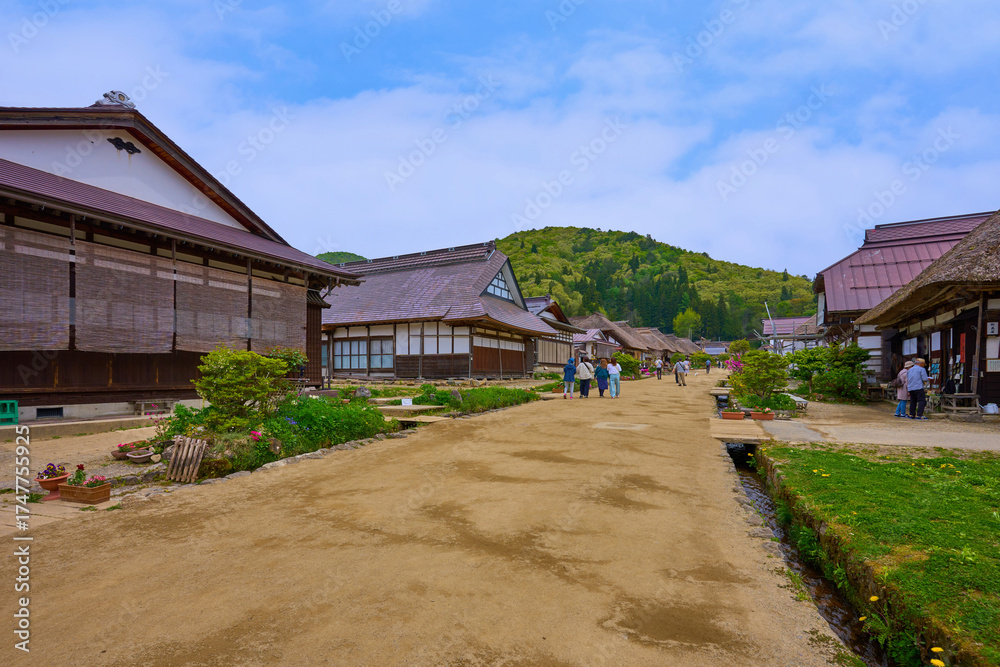 Naklejka premium 新緑の福島県南会津郡下郷町 茅葺屋根の大内宿(おおうちじゅく)の街並みを北に向かって見る