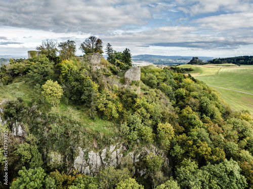 Luftbild von der Vulkanlandschaft Hegau mit dem Hegauvulkan und der Burgruine Mägdeberg, am Horizont der Hohenkrähen