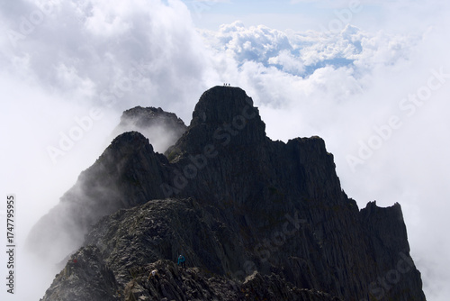 北アルプス、奥穂高岳から望む雲間のジャンダルム