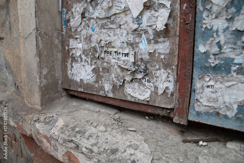 Tableau sur toile A dirty notice board filled with paper notices
