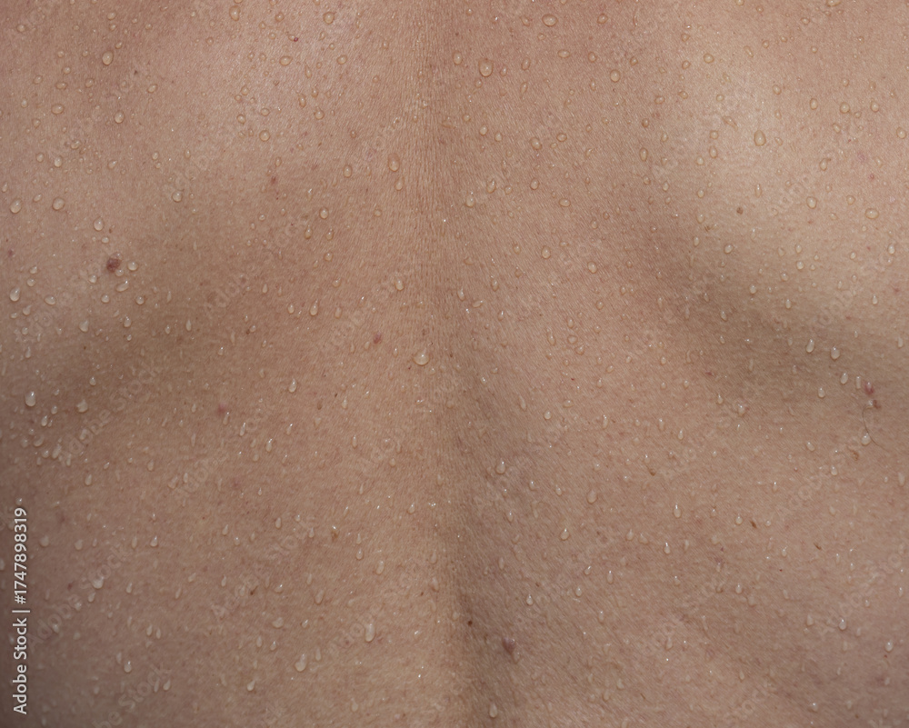 Fototapeta premium A person's back with water droplets on it