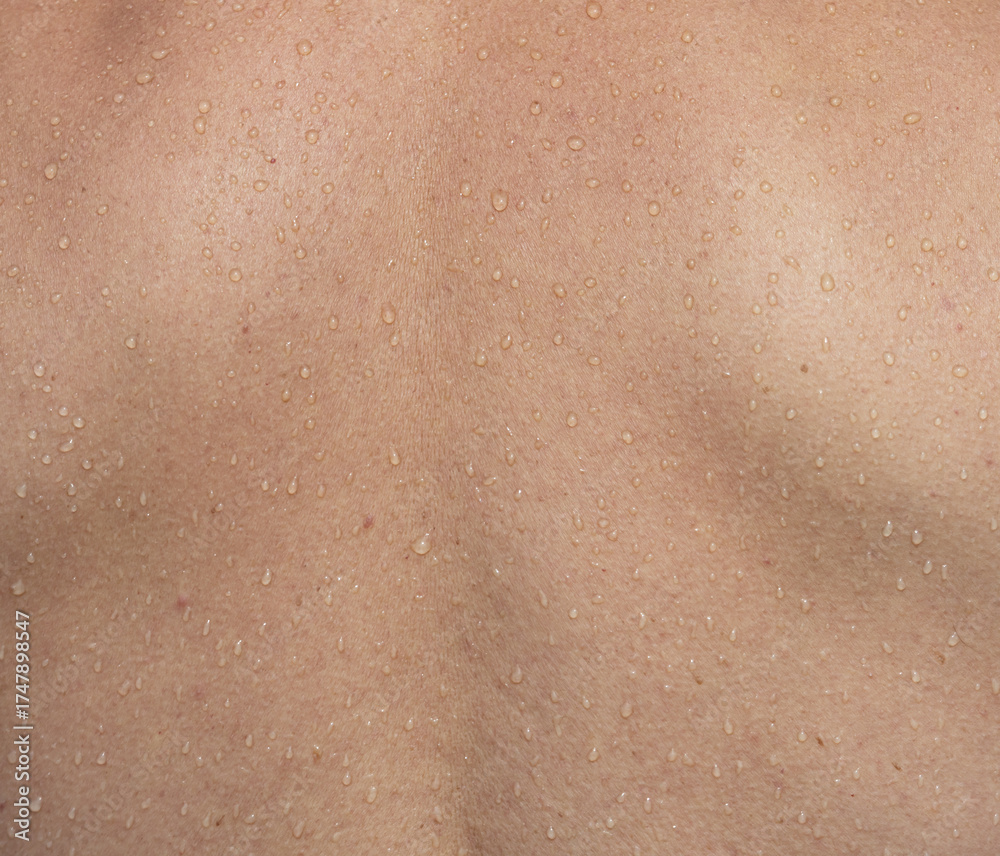 Fototapeta premium A person's back with water droplets on it