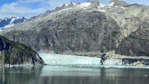 マージェリー氷河、右側に氷河の崩落の跡が残る土の壁、グレイシャーベイ国立公園、2025年8月下旬撮影
