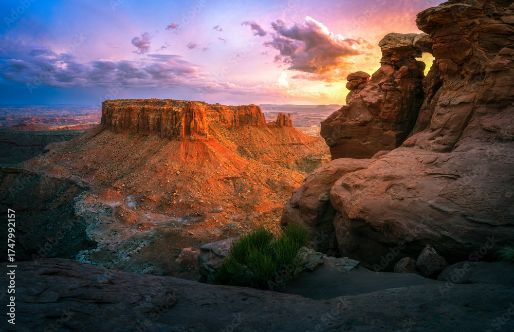 Fototapeta premium sunset at grand view point overlook near moab in canyonlands island in the sky in utah, usa