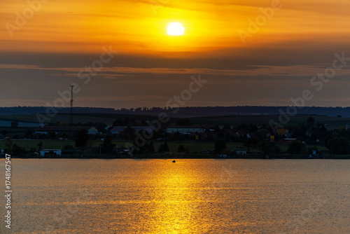 Orange gefärbter Himmel beim Sonneuntergang bei Aseleben am Süßen See