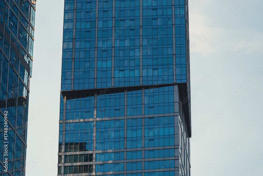 Obraz premium mirrored windows of the facade of an office building