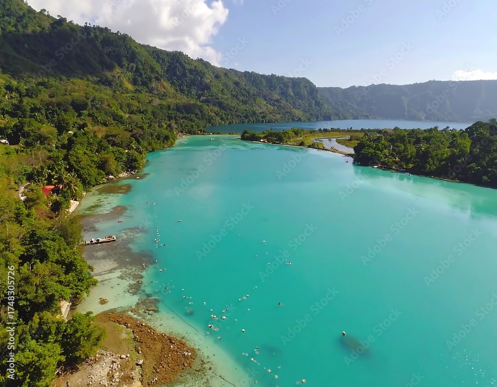 Obraz premium Turquoise lake nestled in lush valley