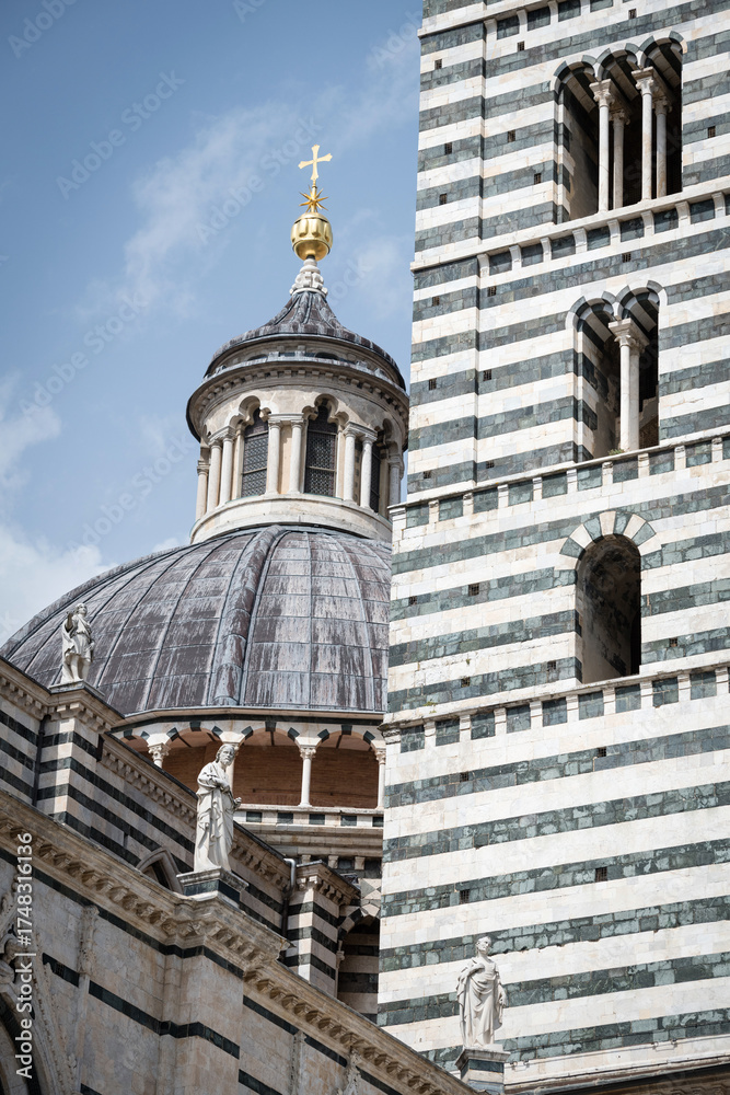 Obraz premium Marble statues on front of the 14th century Duomo di Siena, Italy. UNESCO World Heritage Site.