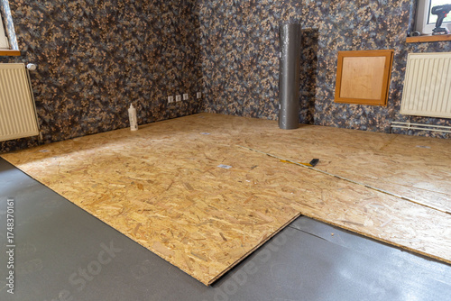 Fotografie OSB Platten in einem Zimmer verlegen