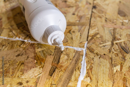 OSB Holzplatten verlegen und mit Holzleim zusammenkleben