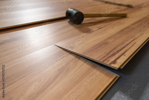 Laminat mit Trittschalldämmung im Wohnraum verlegen.