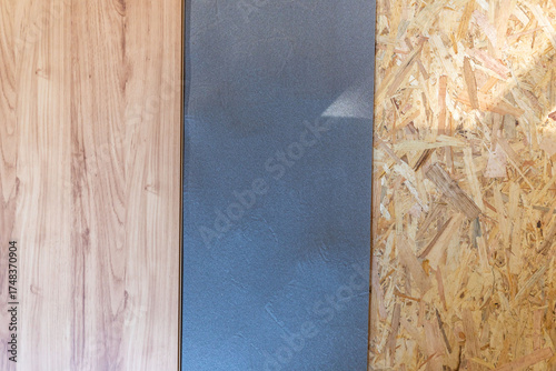 Laminat Trittschalldämmung und OSB Holzplatten von oben gesehen.