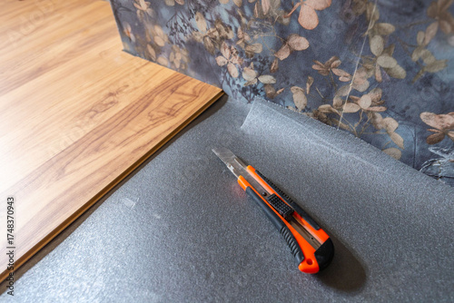 Laminat als Fußboden mit Trittschalldämmung verlegen.