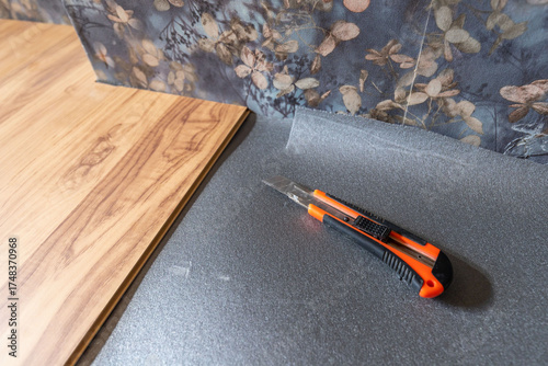 Laminat als Fußboden mit Trittschalldämmung verlegen.