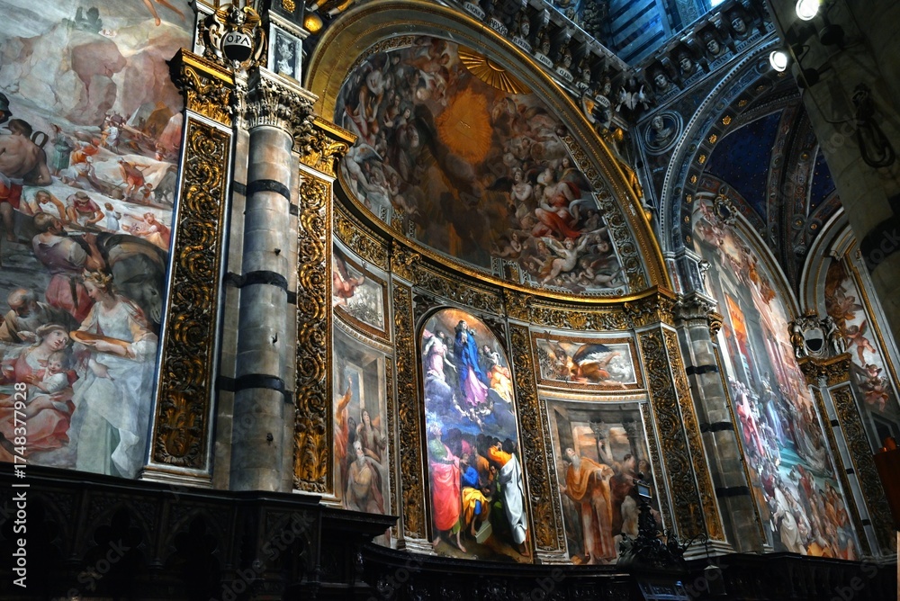 Fototapeta premium Vue intérieure de la cathédrale Santa Maria Assunta de Sienne