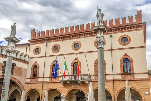 ravenna, italien - palazzo veneziano und säulen mit sankt apollinaris und sankt vitalis