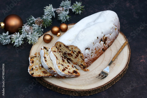 Christstollen traditioneller deutscher Kuchen zur Advent und Weihnachtszeit. Brett mit leckerem Weihnachtsstollen.	