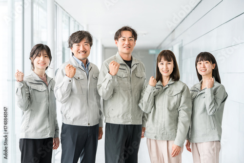 作業着・作業衣服を着た製造業・建築業・運送業・建設業の男女スタッフ
