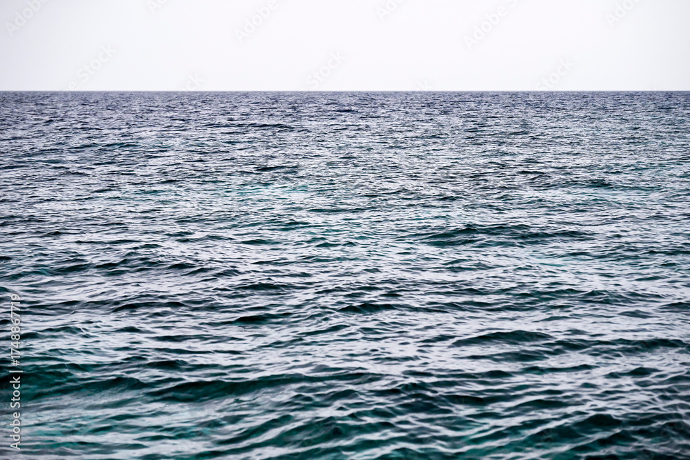 Obraz premium 잔잔한 파도의 배경과 수평선