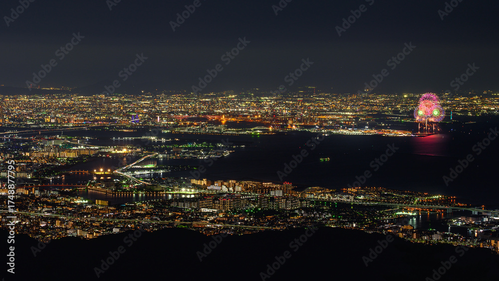 Obraz premium 六甲山からの夜景と万博花火