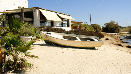 Fototapeta Naklejka Na Ścianę i Meble -  boat on the beach in greece 