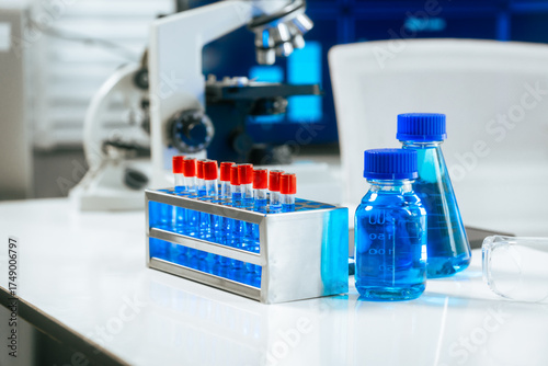 Foto A bright and well-organized laboratory filled with colorful chemical solutions,