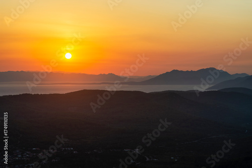 Sonnenaufgang über der Insel Korčula, der Halbinsel Pelješac und der kroatischen Riviera von Makarska vom Berg Hum bei Vela Luka, Korčula, Kroatien